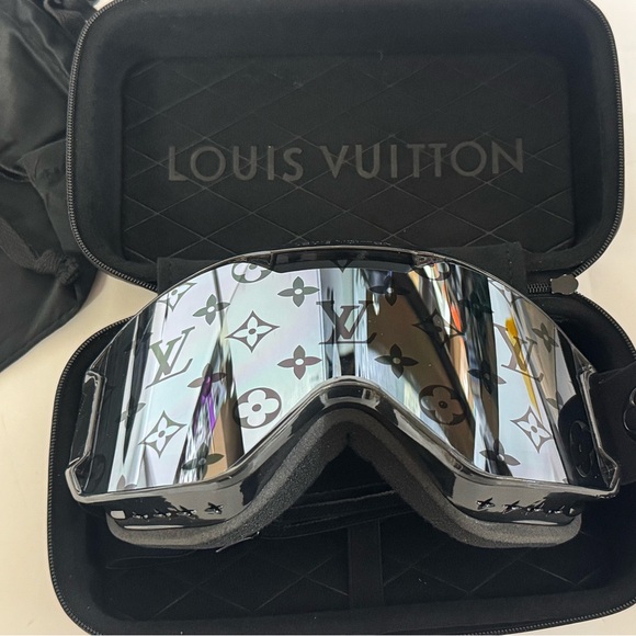 Gently used Men’s Louis Vuitton Designer Ski Goggles Monogram LV - Picture 8 of 8